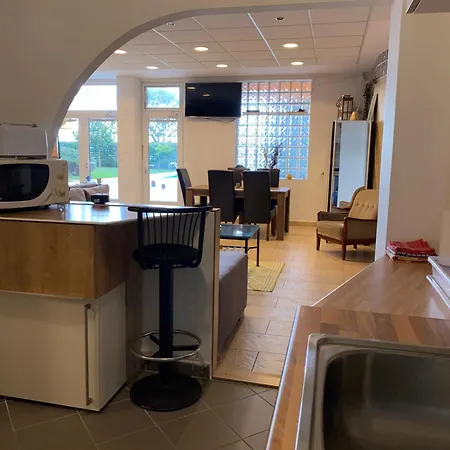 Viktoria ~vizparti ~ Medences ~ Apartman