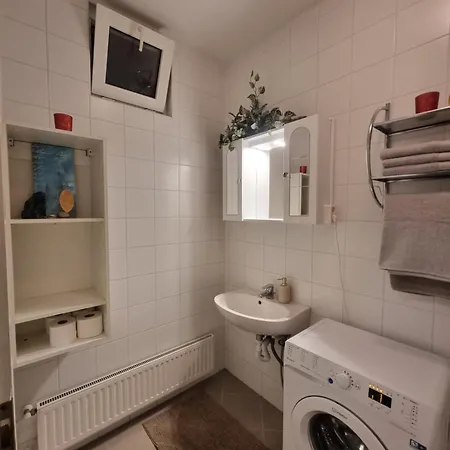 Viktoria ~vizparti ~ Medences ~ Apartament *
