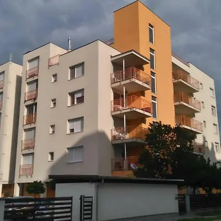Viktoria ~vizparti ~ Medences ~ Apartament